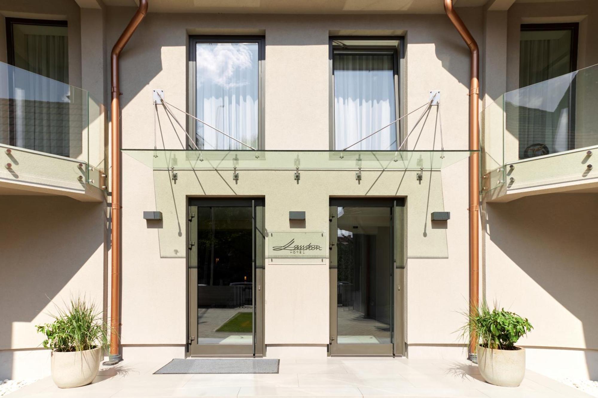Hotel Laudon ウージュホロド エクステリア 写真